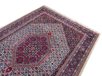 Feiner, handgeknüpfter Indo Bidjar Orientteppich aus reiner Wolle mit geometrischem Medaillon von Khademi. Größe: 174 x 190 cm. Farbe: Weiß, blau, rot. RB3-1618. Ursprung: Indien. Verkauf durch JUPITER Intl.
