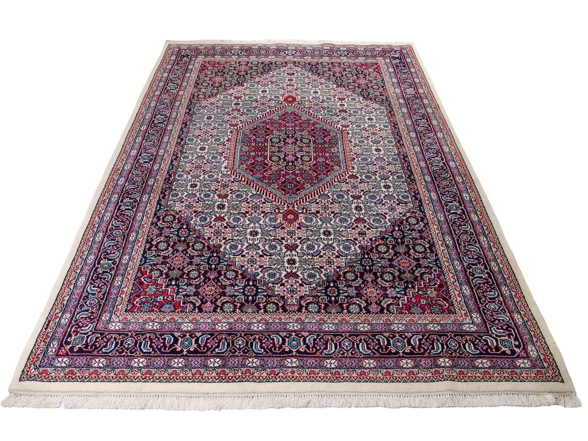 Feiner, handgeknüpfter Indo Bidjar Orientteppich aus reiner Wolle mit geometrischem Medaillon von Khademi. Größe: 174 x 190 cm. Farbe: Weiß, blau, rot. RB3-1618. Ursprung: Indien. Verkauf durch JUPITER Intl.