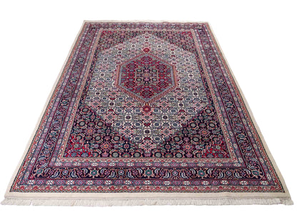 Feiner, handgeknüpfter Indo Bidjar Orientteppich aus reiner Wolle mit geometrischem Medaillon von Khademi. Größe: 174 x 190 cm. Farbe: Weiß, blau, rot. RB3-1618. Ursprung: Indien. Verkauf durch JUPITER Intl.