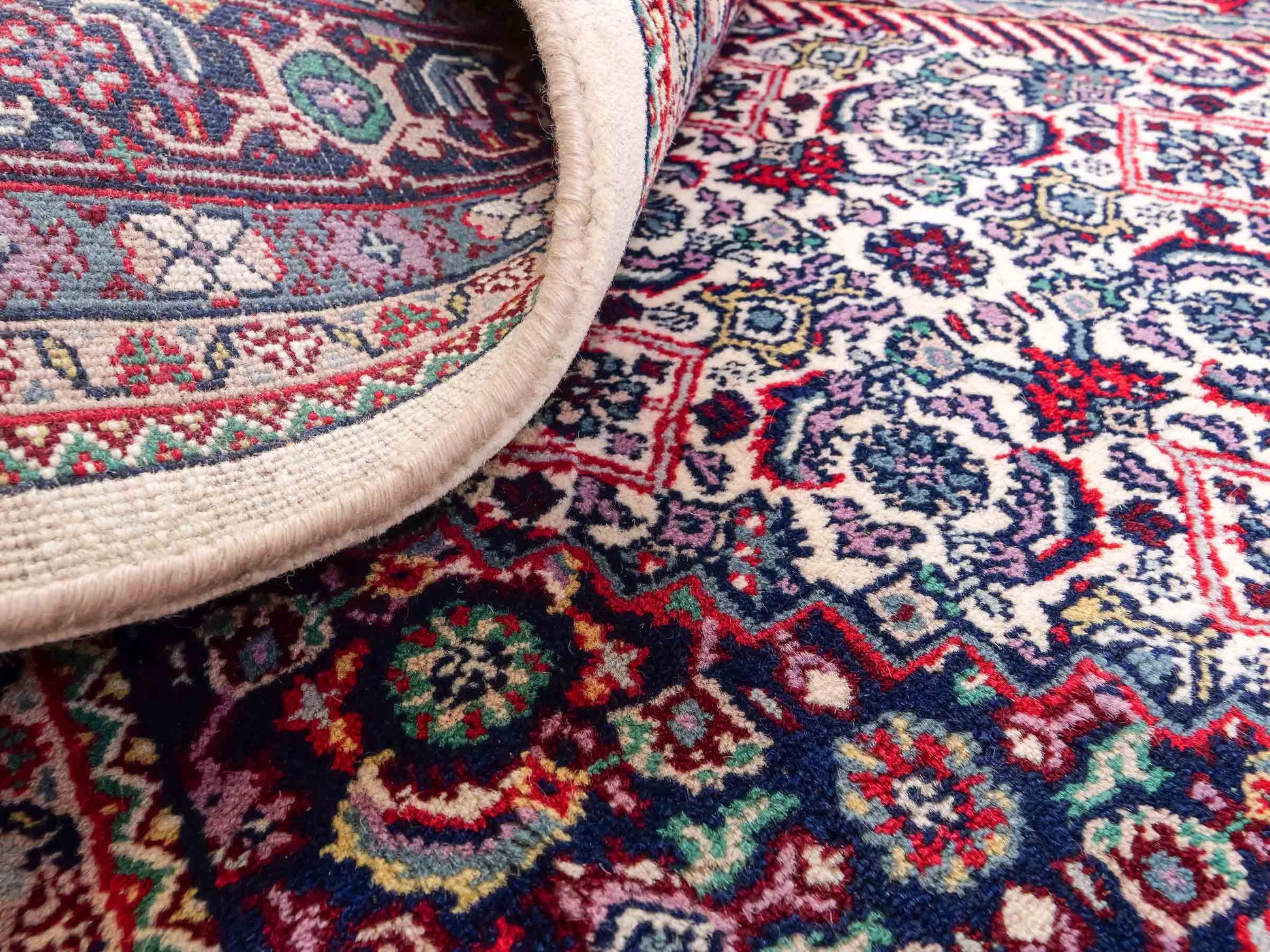 Feiner, handgeknüpfter Indo Bidjar Orientteppich aus reiner Wolle mit geometrischem Medaillon von Khademi. Größe: 174 x 190 cm. Farbe: Weiß, blau, rot. RB3-1618. Ursprung: Indien. Verkauf durch JUPITER Intl.