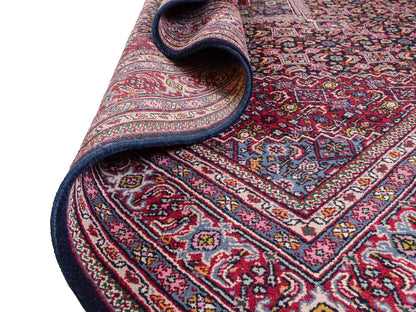 Feiner, handgeknüpfter Indo Bidjar Orientteppich aus Wolle von Khademi. Größe 291 x 247 cm. Farbe: Blau, rot. Verkauf durch JUPITER Intl.
