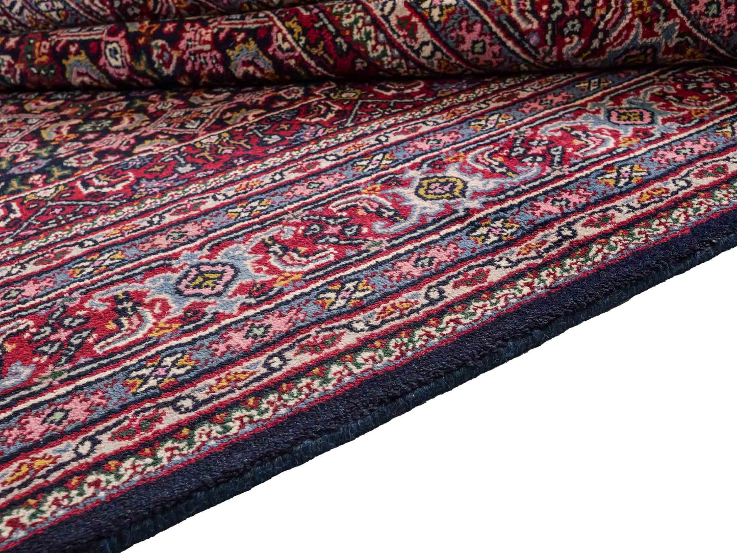 Feiner, handgeknüpfter Indo Bidjar Orientteppich aus Wolle von Khademi. Größe 291 x 247 cm. Farbe: Blau, rot. Verkauf durch JUPITER Intl.