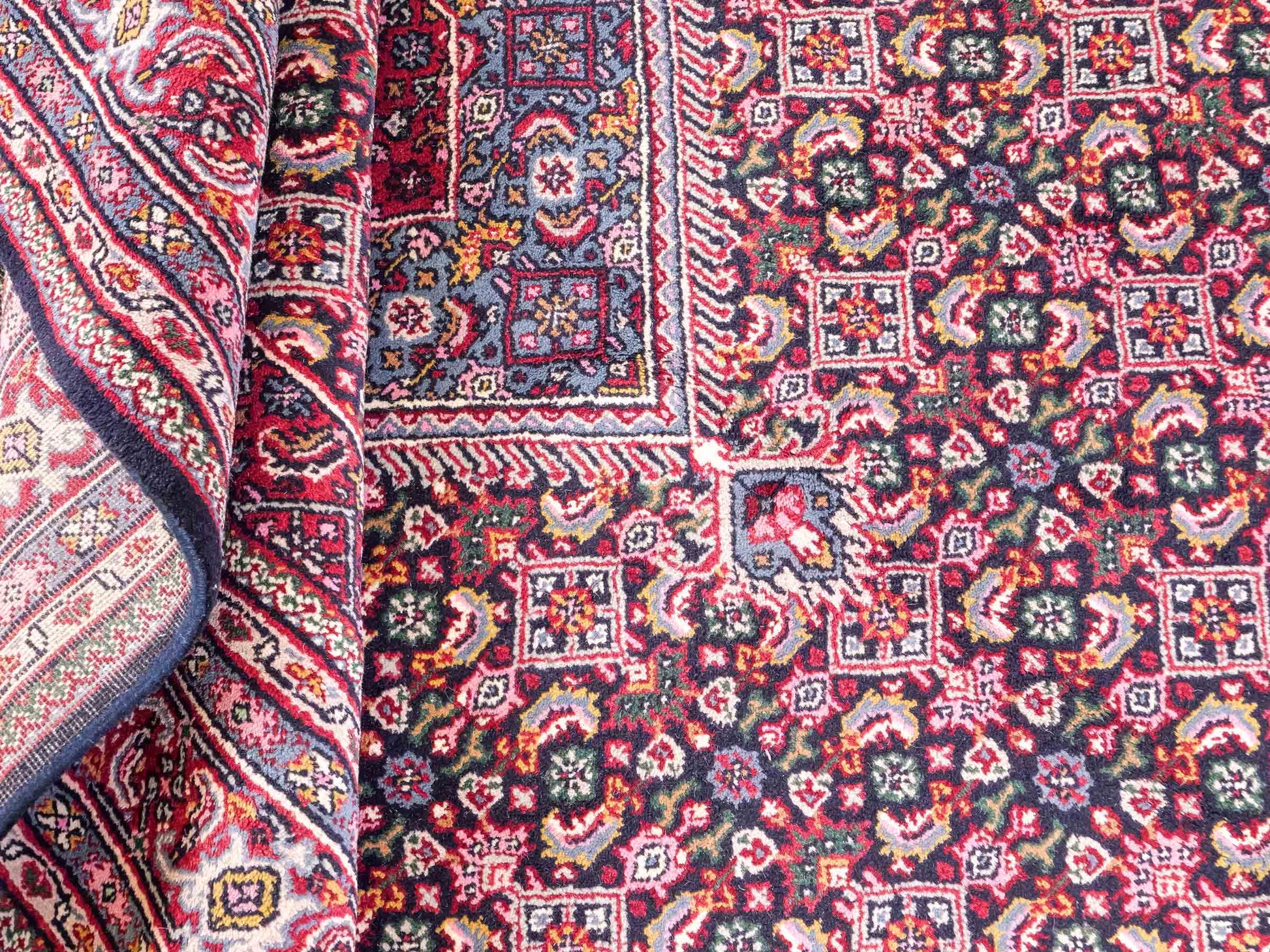 Feiner, handgeknüpfter Indo Bidjar Orientteppich aus Wolle von Khademi. Größe 291 x 247 cm. Farbe: Blau, rot. Verkauf durch JUPITER Intl.