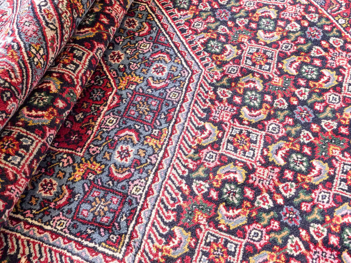 Feiner, handgeknüpfter Indo Bidjar Orientteppich aus Wolle von Khademi. Größe 291 x 247 cm. Farbe: Blau, rot. Verkauf durch JUPITER Intl.
