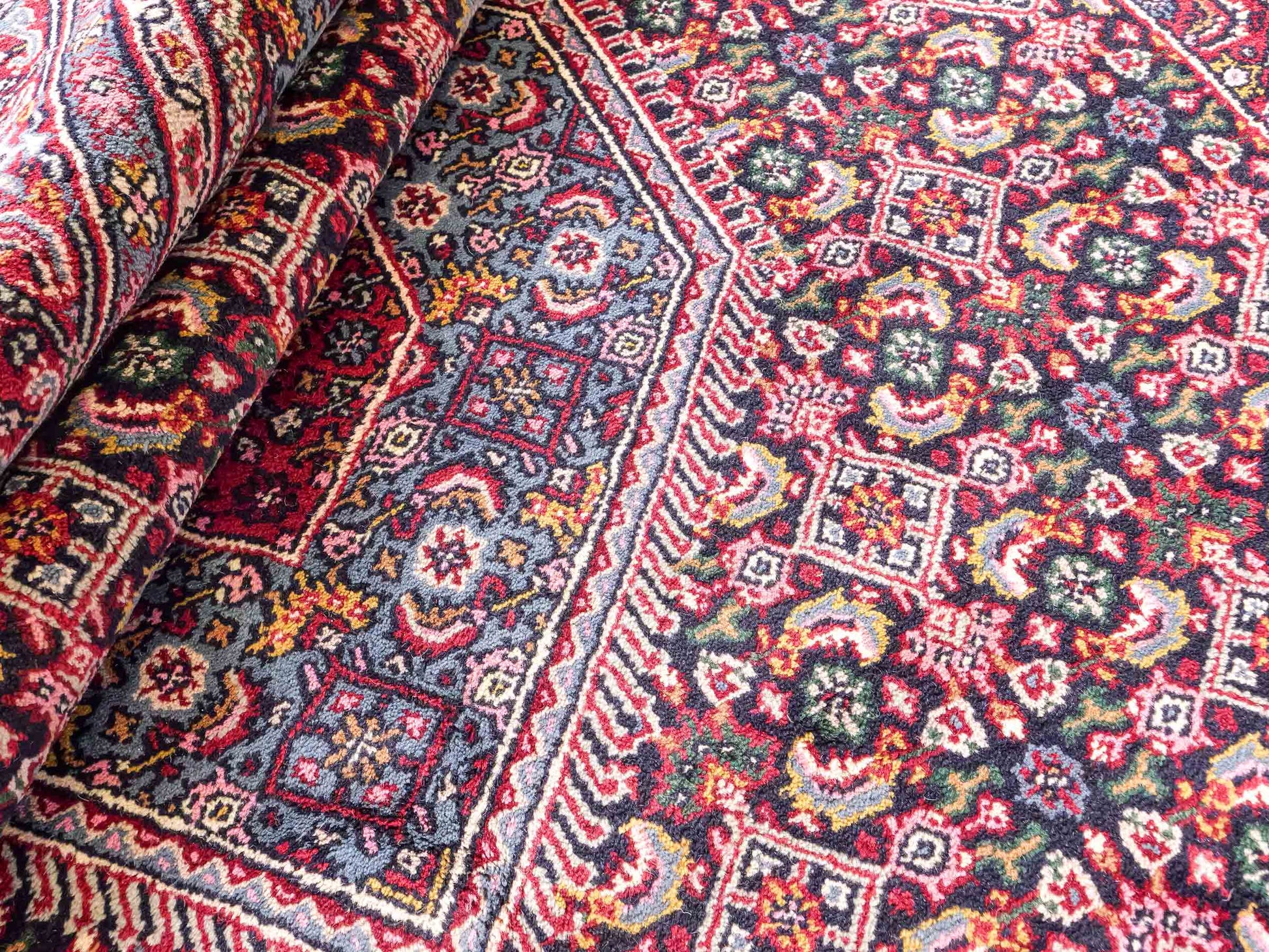 Feiner, handgeknüpfter Indo Bidjar Orientteppich aus Wolle von Khademi. Größe 291 x 247 cm. Farbe: Blau, rot. Verkauf durch JUPITER Intl.