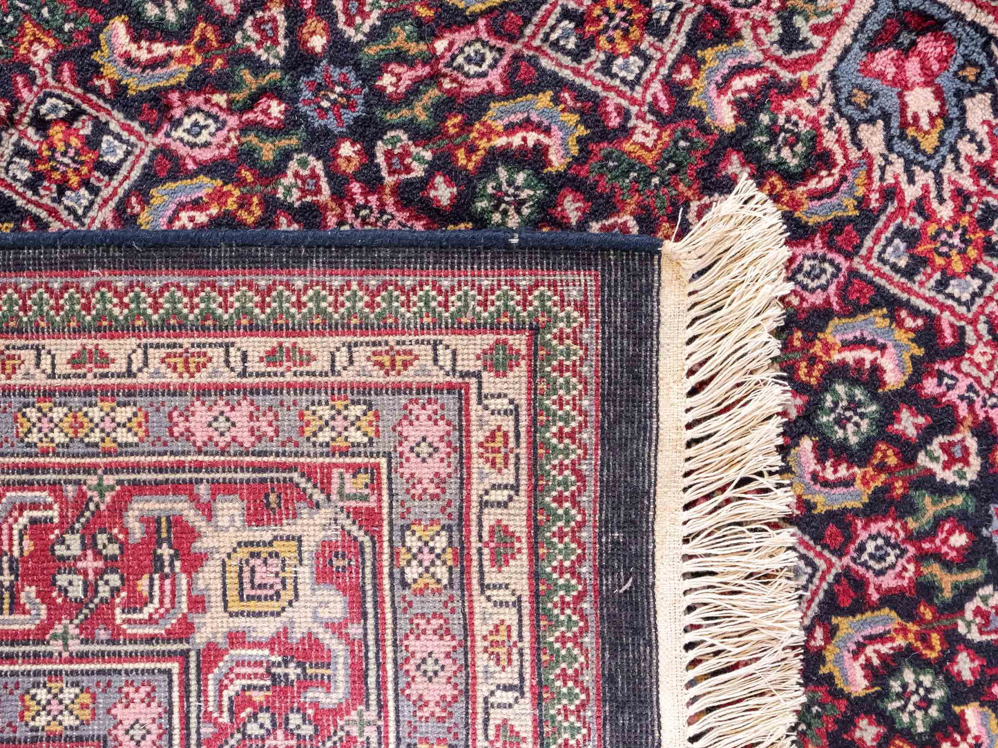 Feiner, handgeknüpfter Indo Bidjar Orientteppich aus Wolle von Khademi. Größe 291 x 247 cm. Farbe: Blau, rot. Verkauf durch JUPITER Intl.