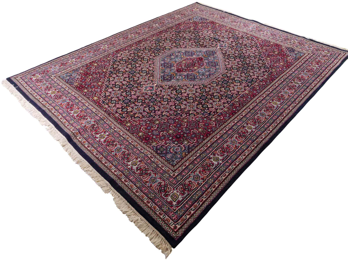 Feiner, handgeknüpfter Indo Bidjar Orientteppich aus Wolle von Khademi. Größe 291 x 247 cm. Farbe: Blau, rot. Verkauf durch JUPITER Intl.