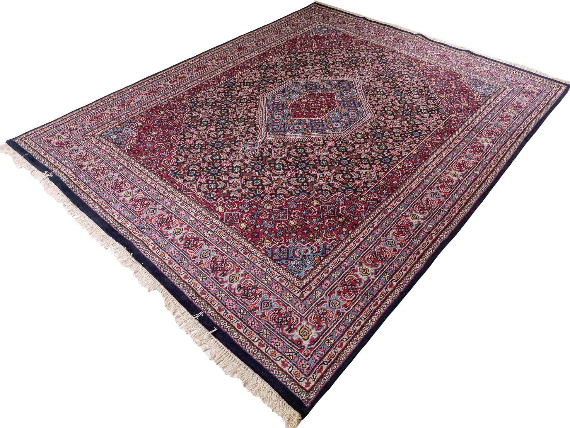 Feiner, handgeknüpfter Indo Bidjar Orientteppich aus Wolle von Khademi. Größe 291 x 247 cm. Farbe: Blau, rot. Verkauf durch JUPITER Intl.