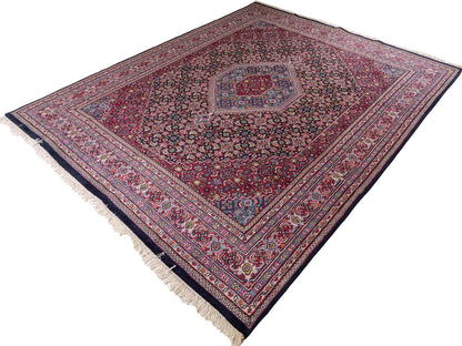 Feiner, handgeknüpfter Indo Bidjar Orientteppich aus Wolle von Khademi. Größe 291 x 247 cm. Farbe: Blau, rot. Verkauf durch JUPITER Intl.