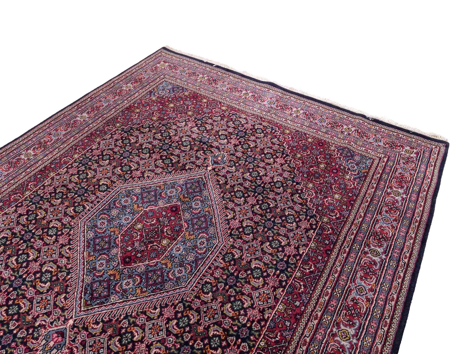 Feiner, handgeknüpfter Indo Bidjar Orientteppich aus Wolle von Khademi. Größe 291 x 247 cm. Farbe: Blau, rot. Verkauf durch JUPITER Intl.