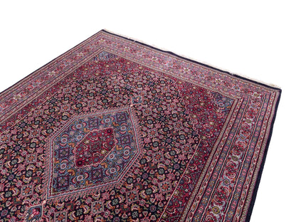 Feiner, handgeknüpfter Indo Bidjar Orientteppich aus Wolle von Khademi. Größe 291 x 247 cm. Farbe: Blau, rot. Verkauf durch JUPITER Intl.