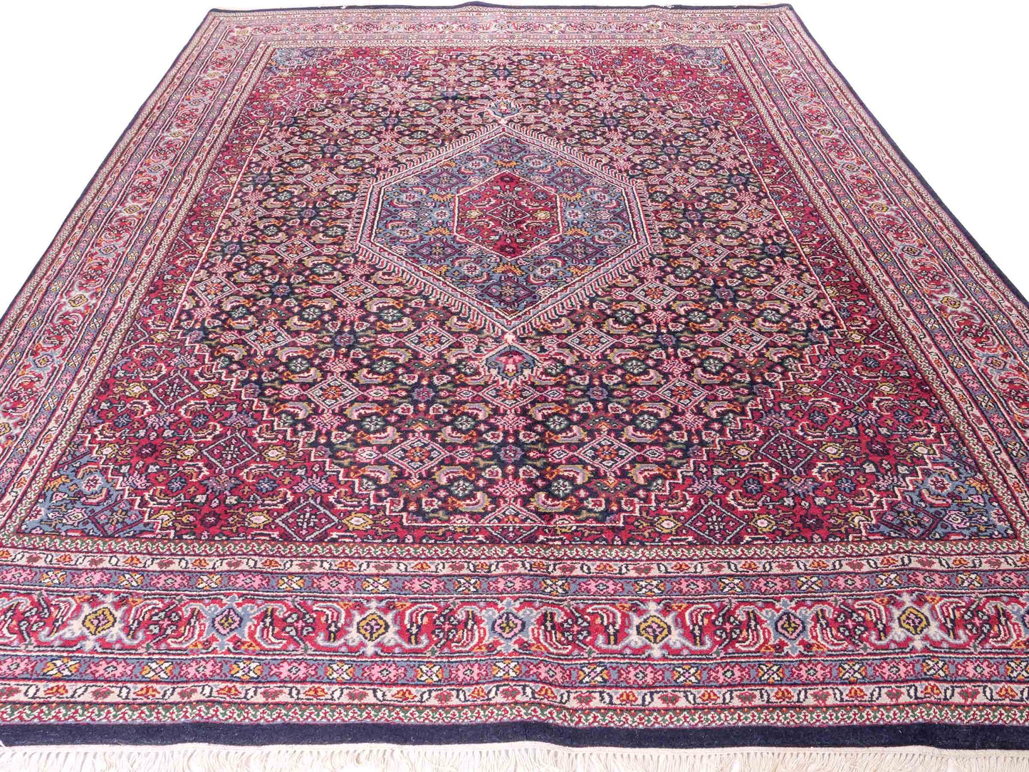 Feiner, handgeknüpfter Indo Bidjar Orientteppich aus Wolle von Khademi. Größe 291 x 247 cm. Farbe: Blau, rot. Verkauf durch JUPITER Intl.