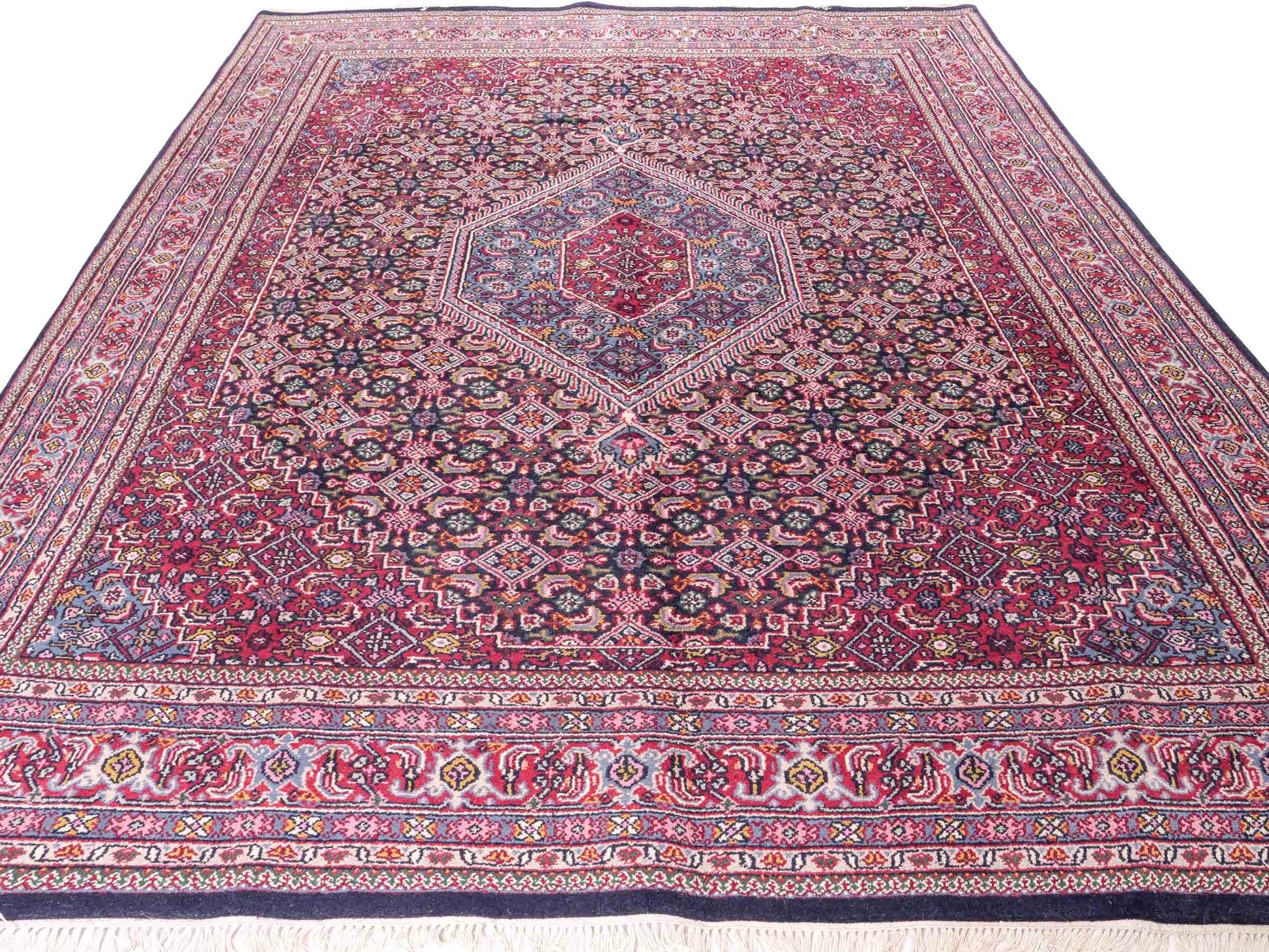 Feiner, handgeknüpfter Indo Bidjar Orientteppich aus Wolle von Khademi. Größe 291 x 247 cm. Farbe: Blau, rot. Verkauf durch JUPITER Intl.