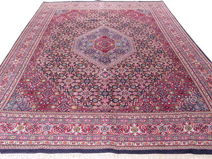 Feiner, handgeknüpfter Indo Bidjar Orientteppich aus Wolle von Khademi. Größe 291 x 247 cm. Farbe: Blau, rot. Verkauf durch JUPITER Intl.