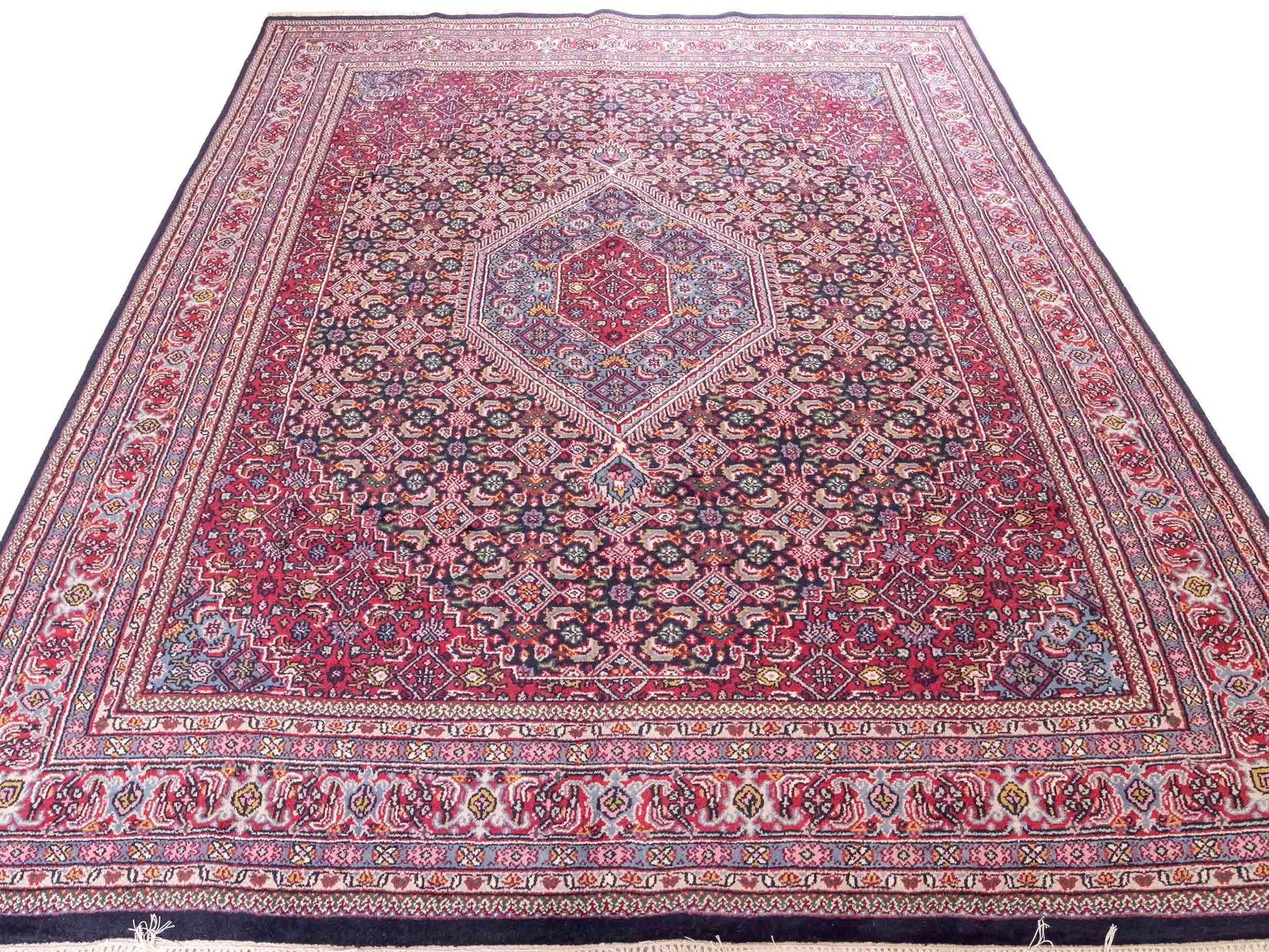 Feiner, handgeknüpfter Indo Bidjar Orientteppich aus Wolle von Khademi. Größe 291 x 247 cm. Farbe: Blau, rot. Verkauf durch JUPITER Intl.