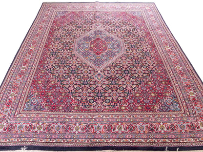 Feiner, handgeknüpfter Indo Bidjar Orientteppich aus Wolle von Khademi. Größe 291 x 247 cm. Farbe: Blau, rot. Verkauf durch JUPITER Intl.