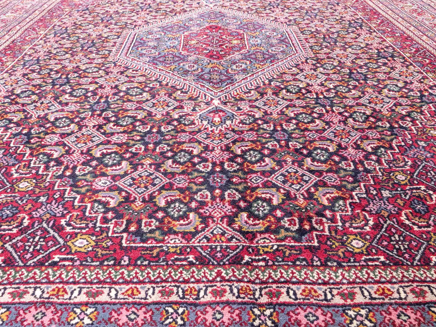 Feiner, handgeknüpfter Indo Bidjar Orientteppich aus Wolle von Khademi. Größe 291 x 247 cm. Farbe: Blau, rot. Verkauf durch JUPITER Intl.
