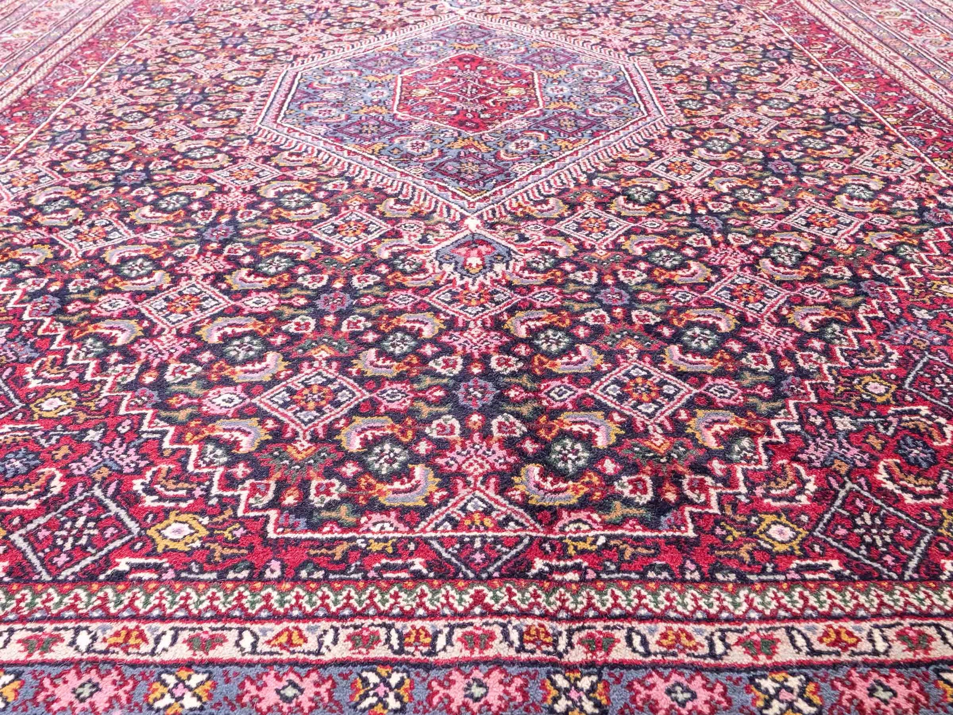 Feiner, handgeknüpfter Indo Bidjar Orientteppich aus Wolle von Khademi. Größe 291 x 247 cm. Farbe: Blau, rot. Verkauf durch JUPITER Intl.
