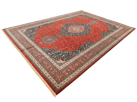Sehr feiner, handgeknüpfter, indischer Khademi Orientteppich mit Ghom Design aus Wolle, rot, blau, creme. 422x304 cm. Vertrieb durch Jupiter Intl.