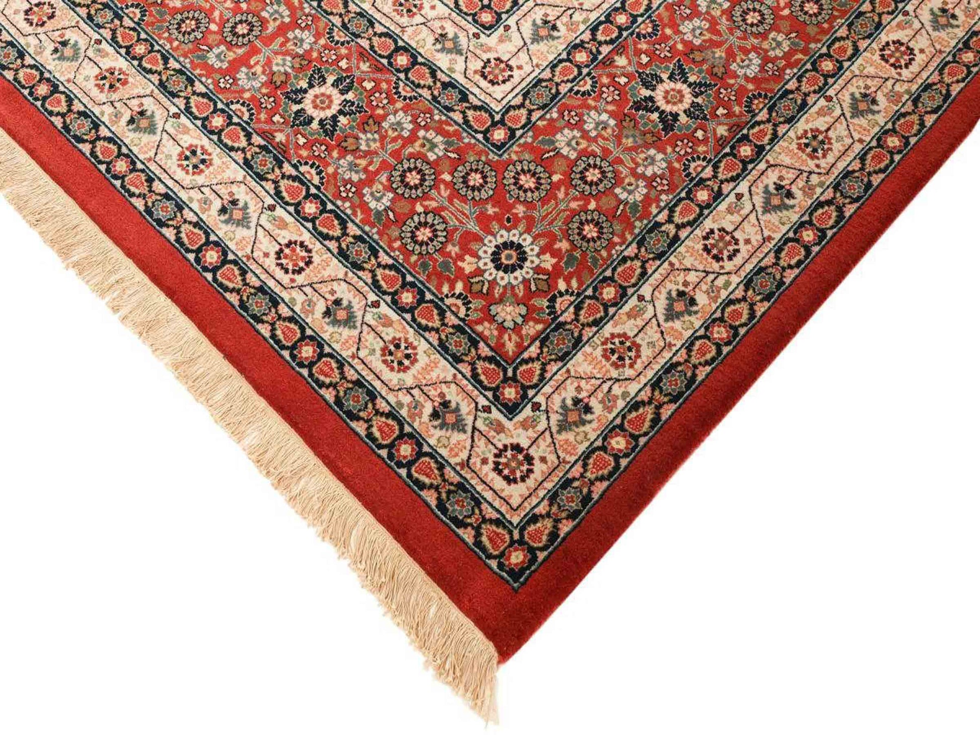 Sehr feiner, handgeknüpfter, indischer Khademi Orientteppich mit Ghom Design aus Wolle, rot, blau, creme. 422x304 cm. Vertrieb durch Jupiter Intl.