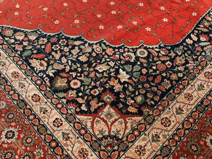 Sehr feiner, handgeknüpfter, indischer Khademi Orientteppich mit Ghom Design aus Wolle, rot, blau, creme. 422x304 cm. Vertrieb durch Jupiter Intl.