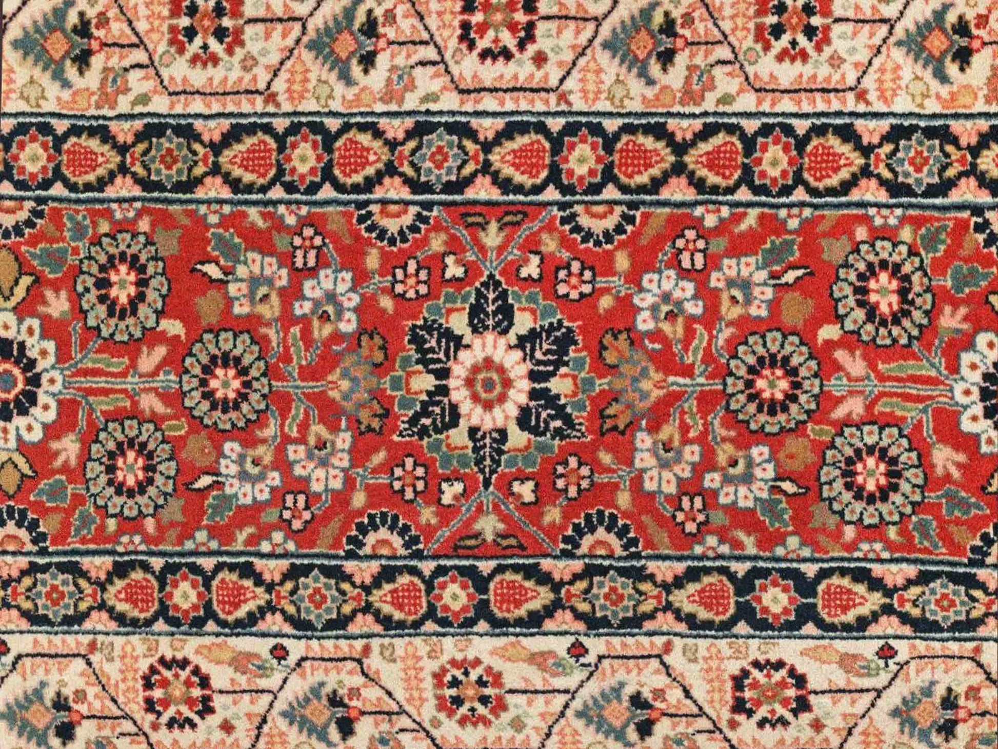 Sehr feiner, handgeknüpfter, indischer Khademi Orientteppich mit Ghom Design aus Wolle, rot, blau, creme. 422x304 cm. Vertrieb durch Jupiter Intl.