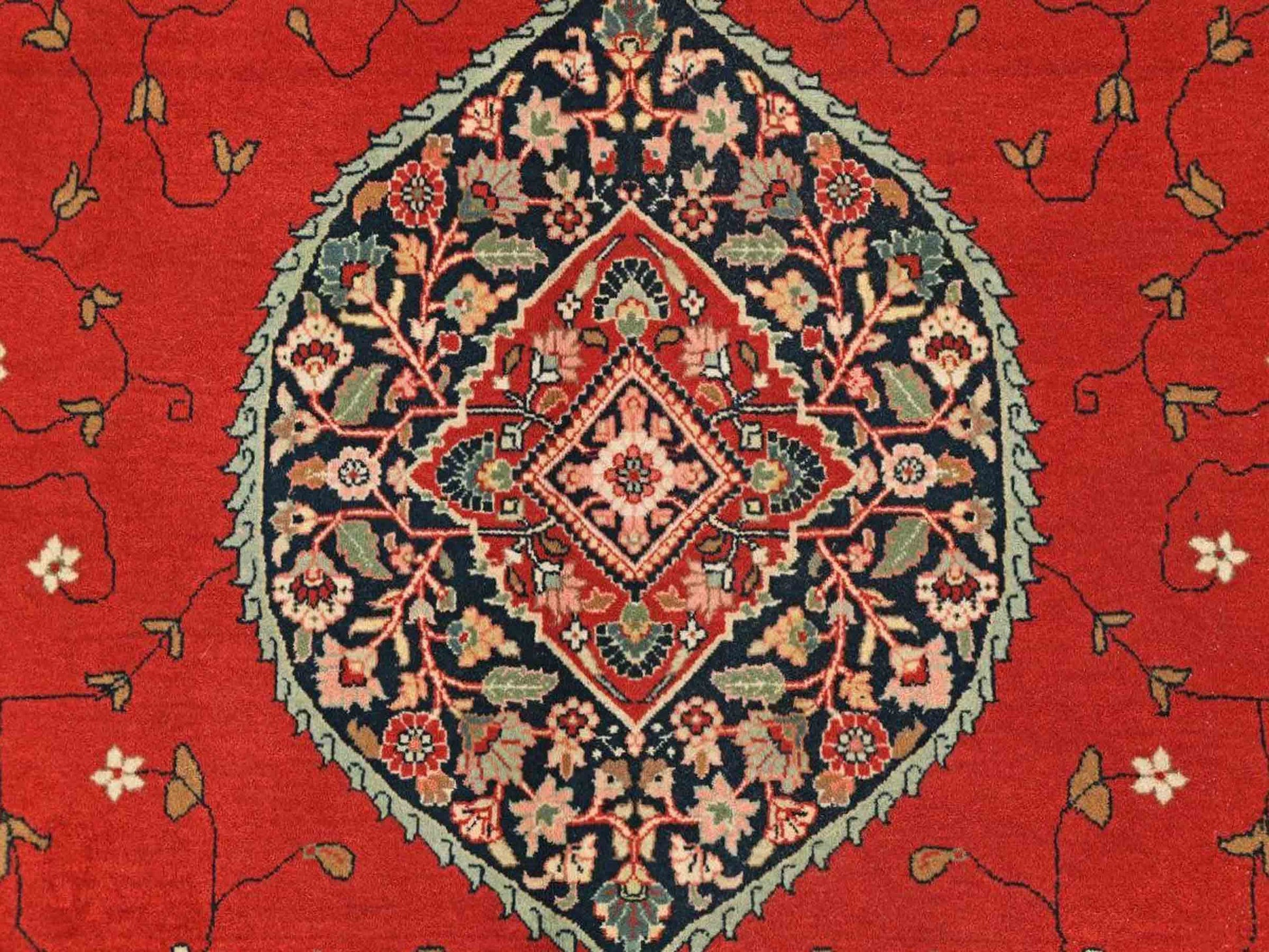 Sehr feiner, handgeknüpfter, indischer Khademi Orientteppich mit Ghom Design aus Wolle, rot, blau, creme. 422x304 cm. Vertrieb durch Jupiter Intl.