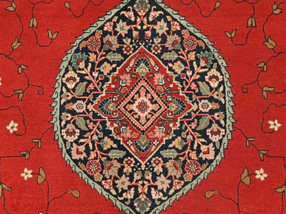 Sehr feiner, handgeknüpfter, indischer Khademi Orientteppich mit Ghom Design aus Wolle, rot, blau, creme. 422x304 cm. Vertrieb durch Jupiter Intl.