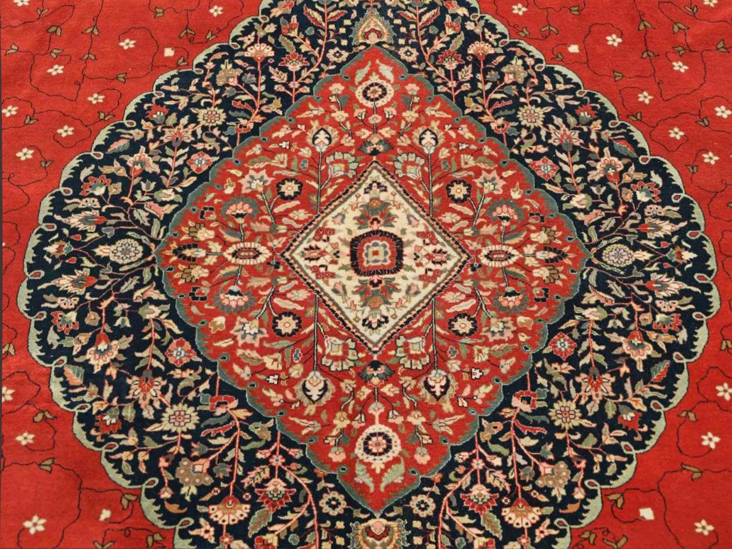 Sehr feiner, handgeknüpfter, indischer Khademi Orientteppich mit Ghom Design aus Wolle, rot, blau, creme. 422x304 cm. Vertrieb durch Jupiter Intl.