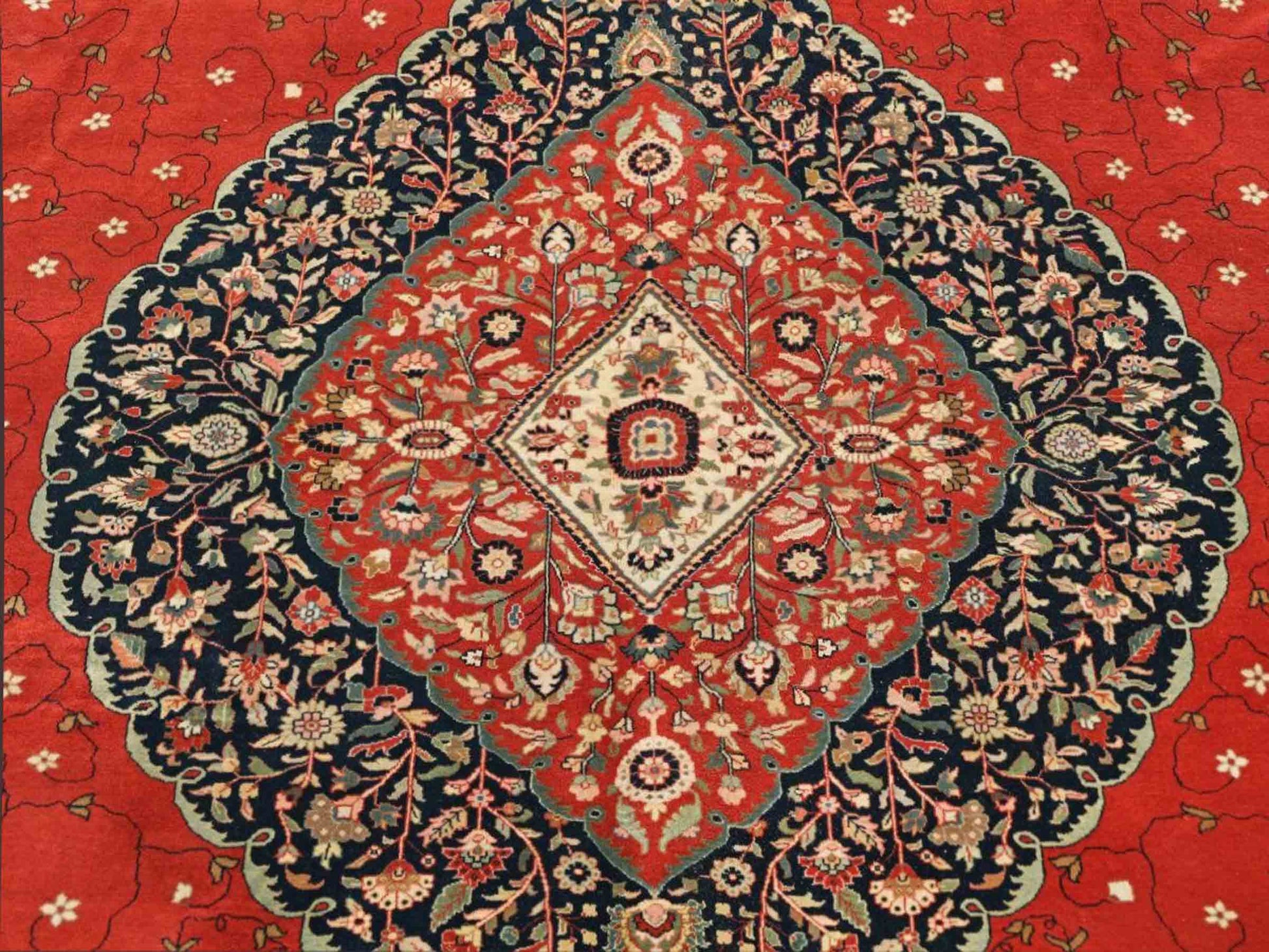 Sehr feiner, handgeknüpfter, indischer Khademi Orientteppich mit Ghom Design aus Wolle, rot, blau, creme. 422x304 cm. Vertrieb durch Jupiter Intl.