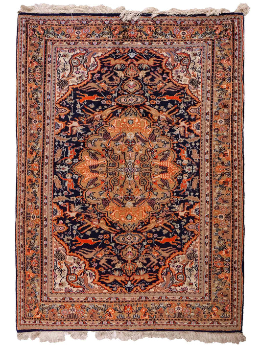 Feiner, handgeknüpfter Indo Ghom Orientteppich aus Wolle von Khademi. Größe 189 x 134 cm. Farbe: Beige, braun, blau. Verkauf durch JUPITER Intl.