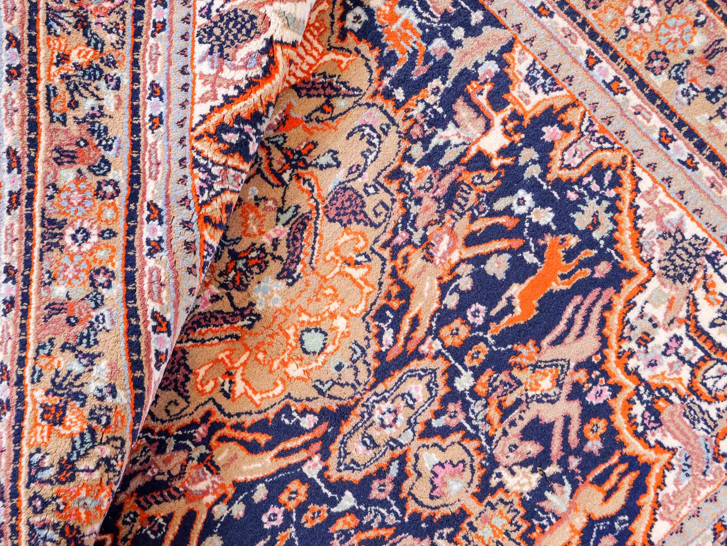 Feiner, handgeknüpfter Indo Ghom Orientteppich aus Wolle von Khademi. Größe 189 x 134 cm. Farbe: Beige, braun, blau. Verkauf durch JUPITER Intl.