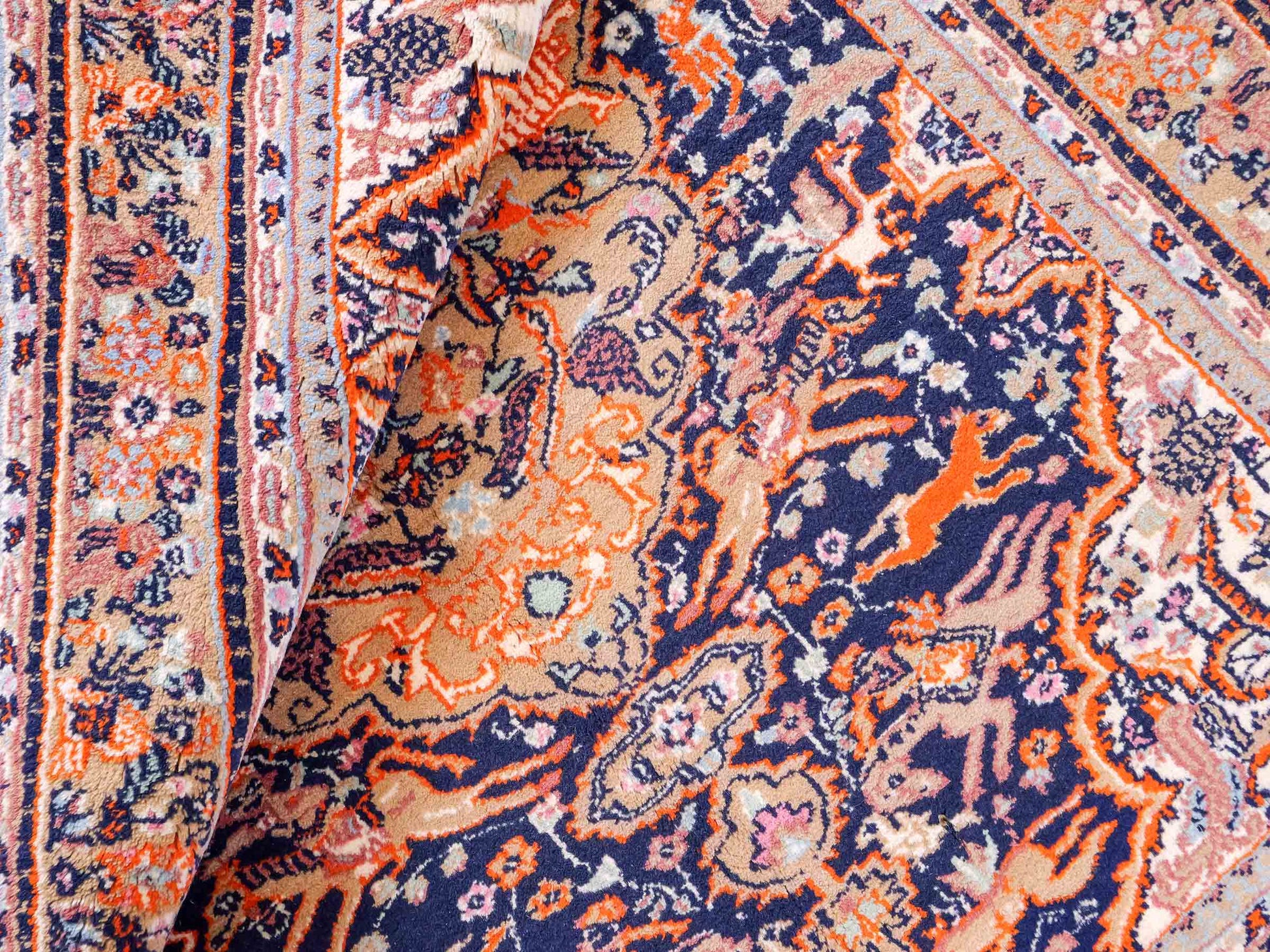 Feiner, handgeknüpfter Indo Ghom Orientteppich aus Wolle von Khademi. Größe 189 x 134 cm. Farbe: Beige, braun, blau. Verkauf durch JUPITER Intl.