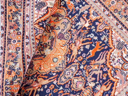 Feiner, handgeknüpfter Indo Ghom Orientteppich aus Wolle von Khademi. Größe 189 x 134 cm. Farbe: Beige, braun, blau. Verkauf durch JUPITER Intl.