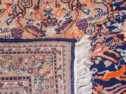 Feiner, handgeknüpfter Indo Ghom Orientteppich aus Wolle von Khademi. Größe 189 x 134 cm. Farbe: Beige, braun, blau. Verkauf durch JUPITER Intl.