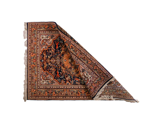Feiner, handgeknüpfter Indo Ghom Orientteppich aus Wolle von Khademi. Größe 189 x 134 cm. Farbe: Beige, braun, blau. Verkauf durch JUPITER Intl.