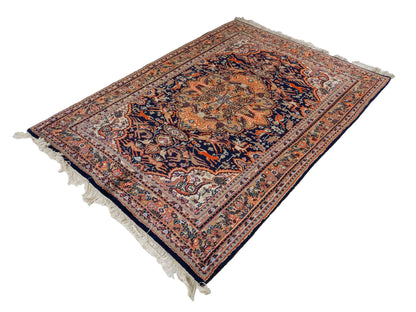 Feiner, handgeknüpfter Indo Ghom Orientteppich aus Wolle von Khademi. Größe 189 x 134 cm. Farbe: Beige, braun, blau. Verkauf durch JUPITER Intl.