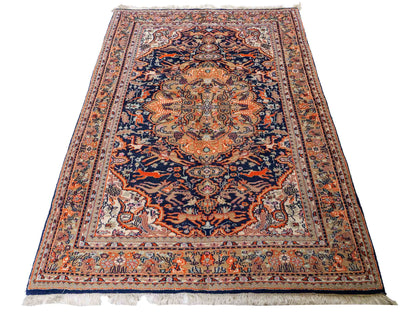 Feiner, handgeknüpfter Indo Ghom Orientteppich aus Wolle von Khademi. Größe 189 x 134 cm. Farbe: Beige, braun, blau. Verkauf durch JUPITER Intl.