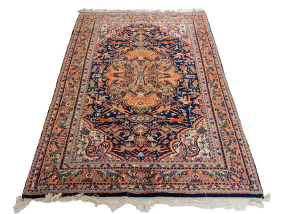 Feiner, handgeknüpfter Indo Ghom Orientteppich aus Wolle von Khademi. Größe 189 x 134 cm. Farbe: Beige, braun, blau. Verkauf durch JUPITER Intl.