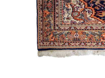 Feiner, handgeknüpfter Indo Ghom Orientteppich aus Wolle von Khademi. Größe 189 x 134 cm. Farbe: Beige, braun, blau. Verkauf durch JUPITER Intl.