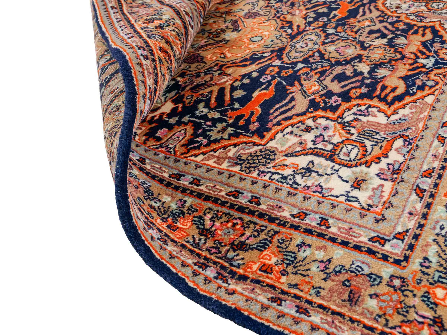 Feiner, handgeknüpfter Indo Ghom Orientteppich aus Wolle von Khademi. Größe 189 x 134 cm. Farbe: Beige, braun, blau. Verkauf durch JUPITER Intl.