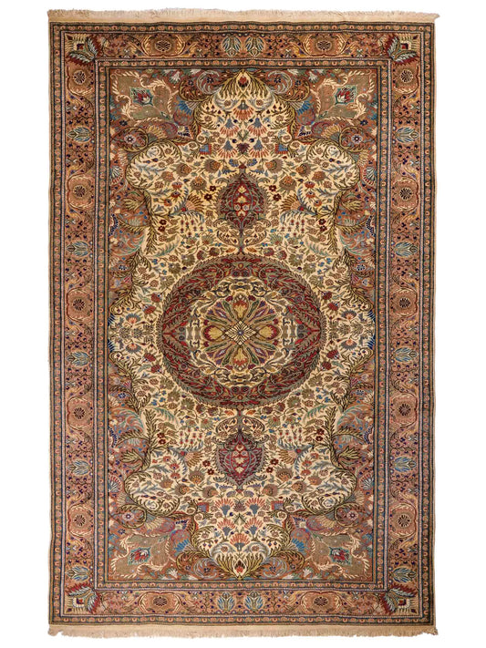 Feiner, handgeknüpfter Indo Ghom Orientteppich von Khademi aus Wolle. Größe: 290 x 190 cm. Farbe: Creme, beige, braun. Verkauf durch JUPITER Intl.