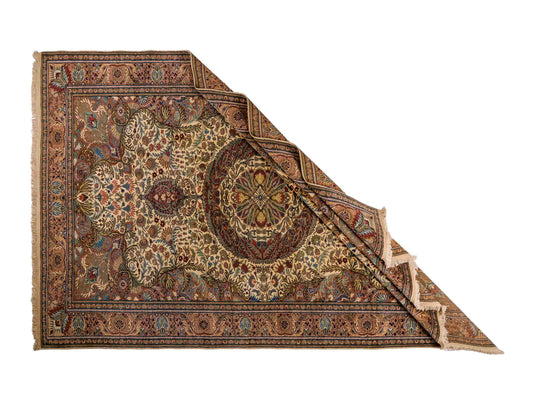 Feiner, handgeknüpfter Indo Ghom Orientteppich von Khademi aus Wolle. Größe: 290 x 190 cm. Farbe: Creme, beige, braun. Verkauf durch JUPITER Intl.