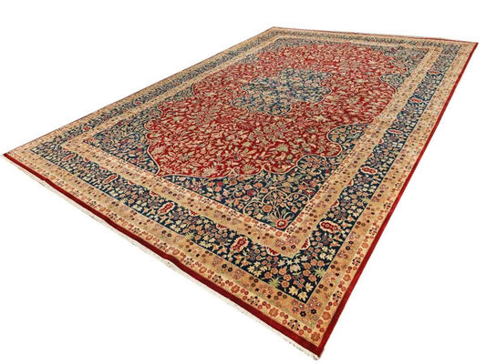 Sehr feiner, handgeknüpfter, indischer Orientteppich mit Ghom Design aus Wolle, rot, beige, blau. 536x366 cm. Vertrieb durch Jupiter Intl.