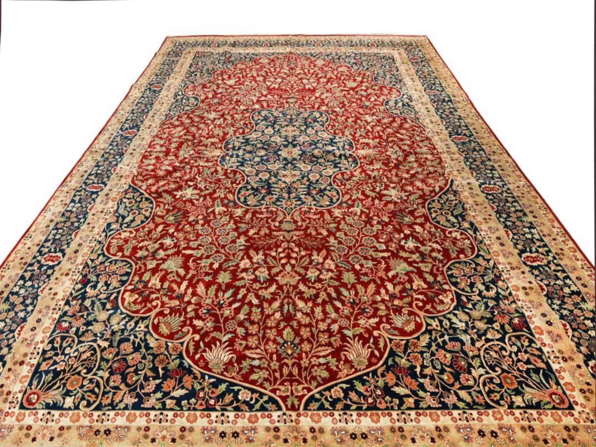 Sehr feiner, handgeknüpfter, indischer Orientteppich mit Ghom Design aus Wolle, rot, beige, blau. 536x366 cm. Vertrieb durch Jupiter Intl.