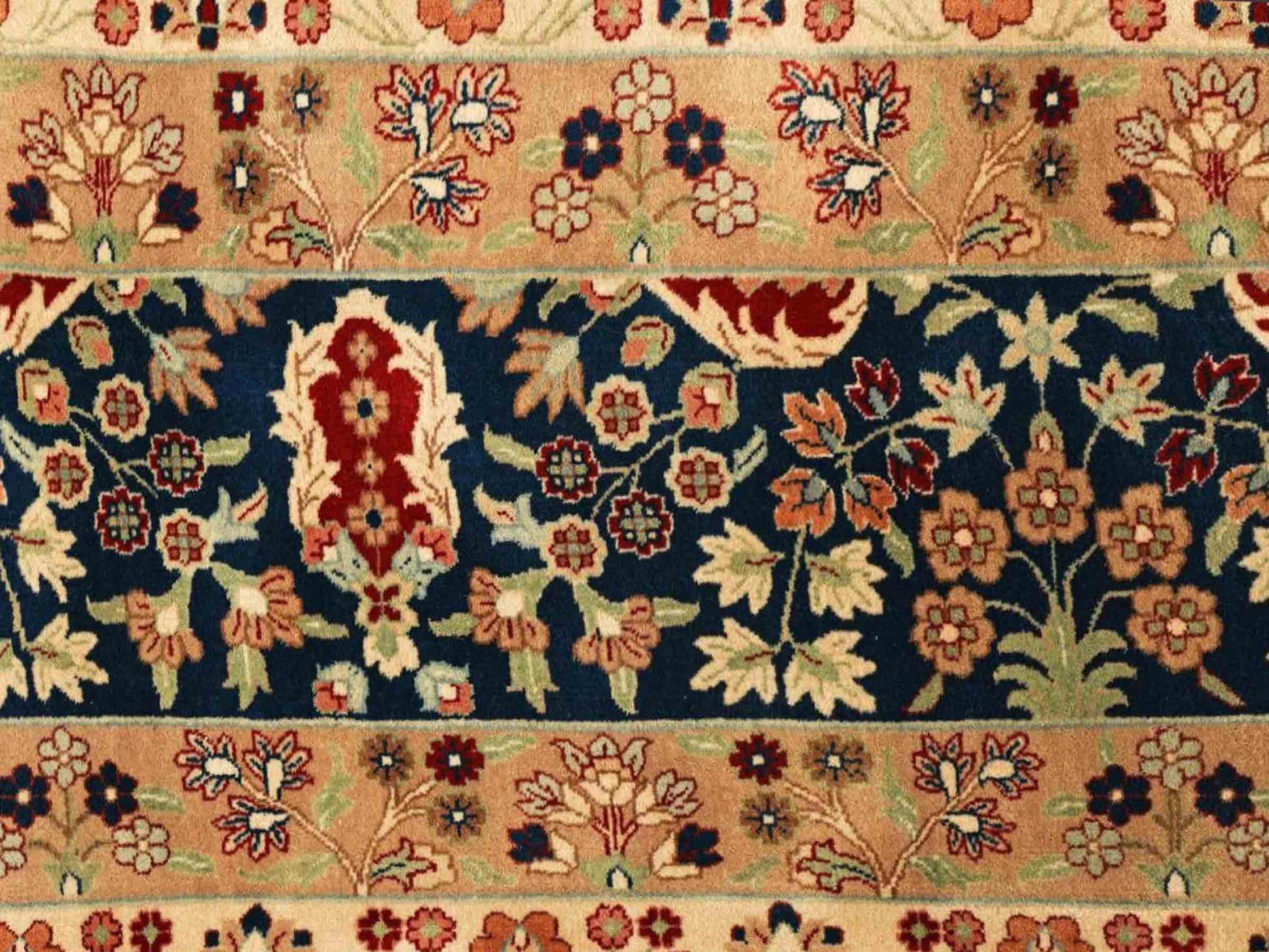 Sehr feiner, handgeknüpfter, indischer Orientteppich mit Ghom Design aus Wolle, rot, beige, blau. 536x366 cm. Vertrieb durch Jupiter Intl.