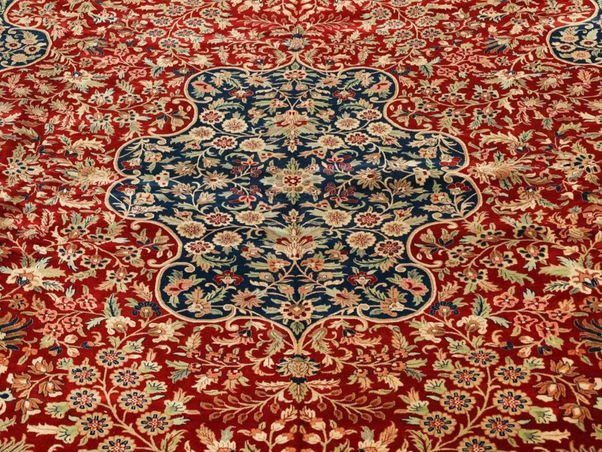 Sehr feiner, handgeknüpfter, indischer Orientteppich mit Ghom Design aus Wolle, rot, beige, blau. 536x366 cm. Vertrieb durch Jupiter Intl.