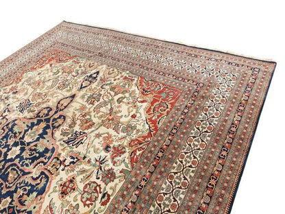Sehr feiner, handgeknüpfter, indischer Khademi Orientteppich mit Ghom Design aus Wolle, creme, blau. 546x526 cm. Vertrieb durch Jupiter Intl.
