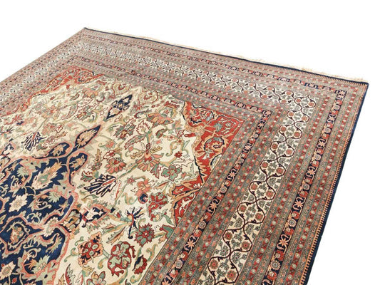 Sehr feiner, handgeknüpfter, indischer Khademi Orientteppich mit Ghom Design aus Wolle, creme, blau. 546x526 cm. Vertrieb durch Jupiter Intl.