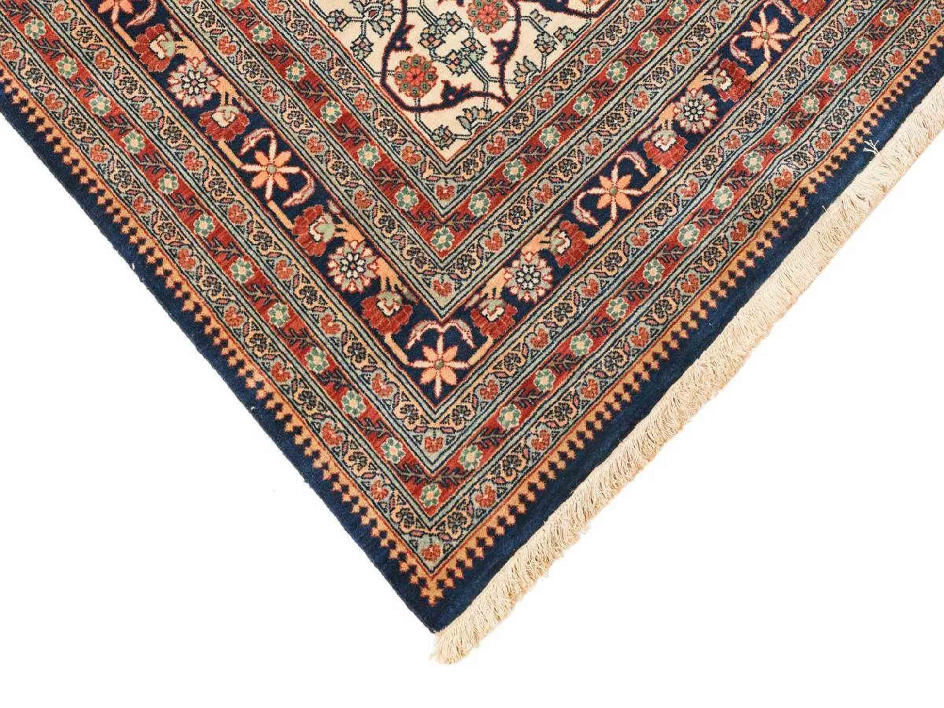 Sehr feiner, handgeknüpfter, indischer Khademi Orientteppich mit Ghom Design aus Wolle, creme, blau. 546x526 cm. Vertrieb durch Jupiter Intl.